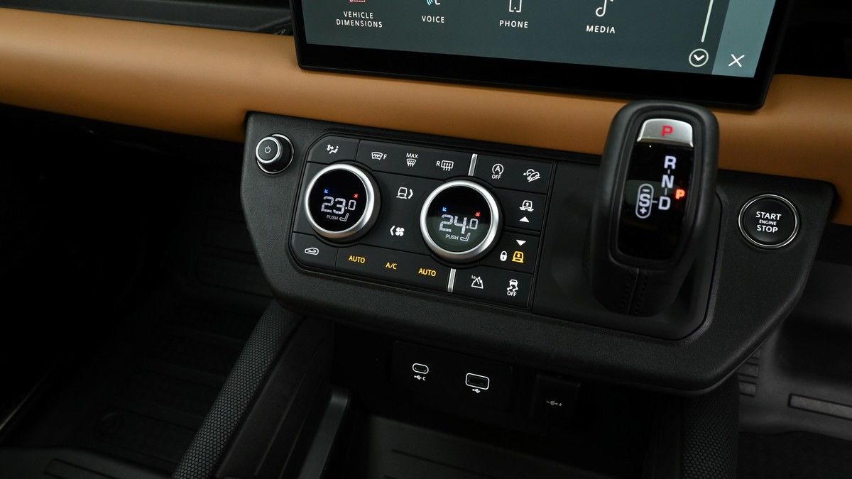 Land Rover Defender 110 Image 12