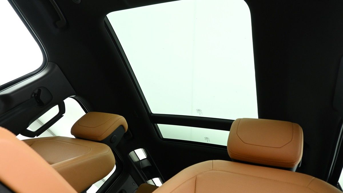 Land Rover Defender 110 Image 2