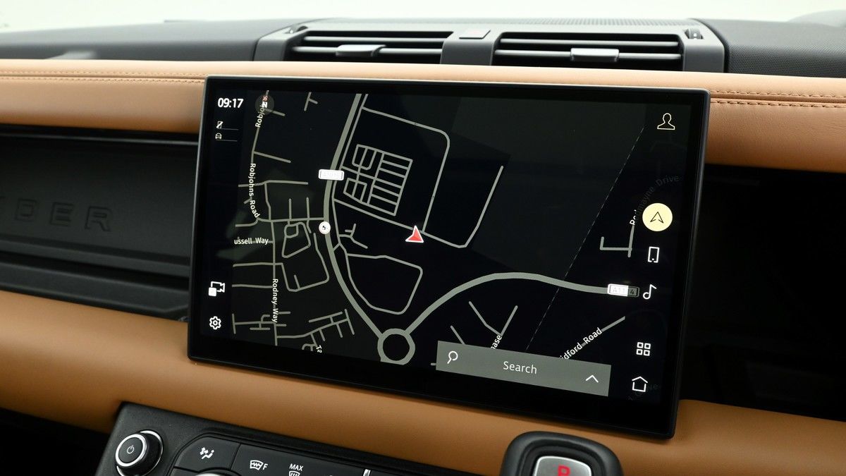 Land Rover Defender 110 Image 11