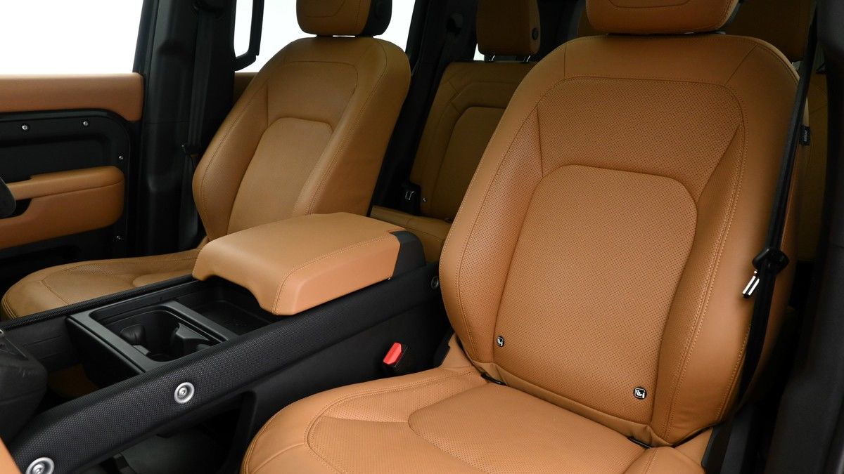 Land Rover Defender 110 Image 4