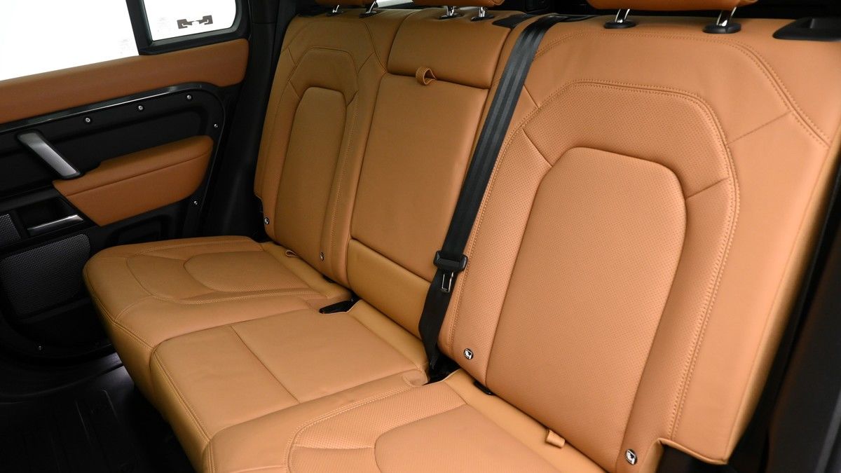 Land Rover Defender 110 Image 5