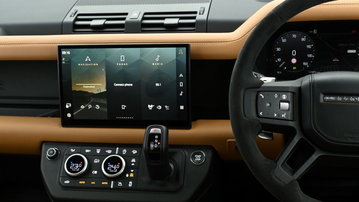 Land Rover Defender 110 Image 15