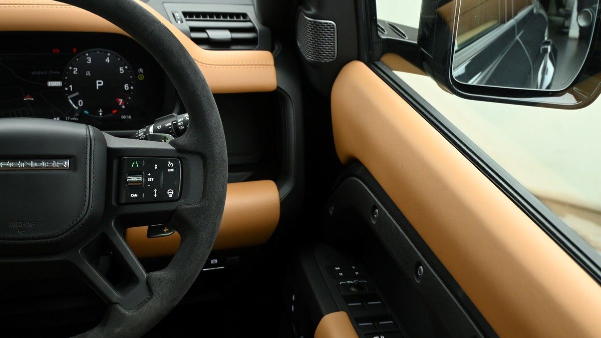 Land Rover Defender 110 Image 16