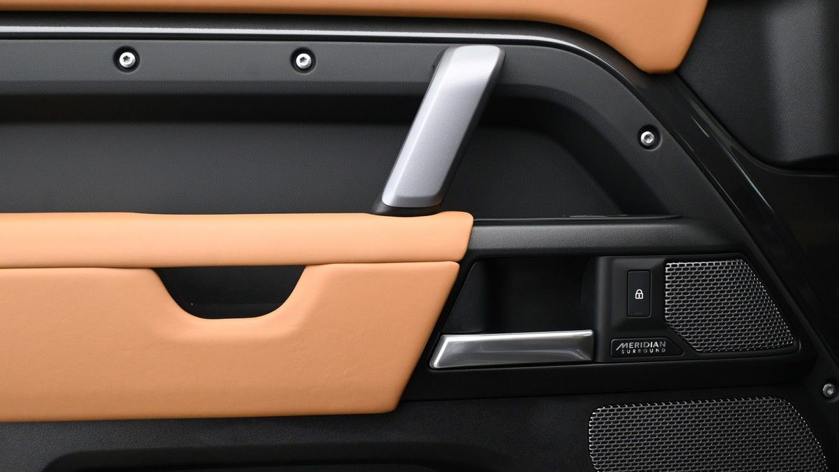 Land Rover Defender 110 Image 13