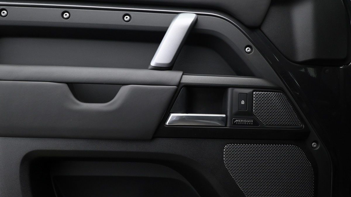 Land Rover Defender 110 Urban Image 13