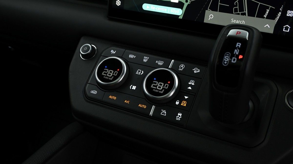 Land Rover Defender 110 Image 12