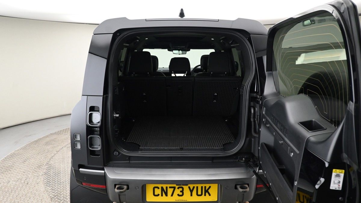 Land Rover Defender 110 Image 10