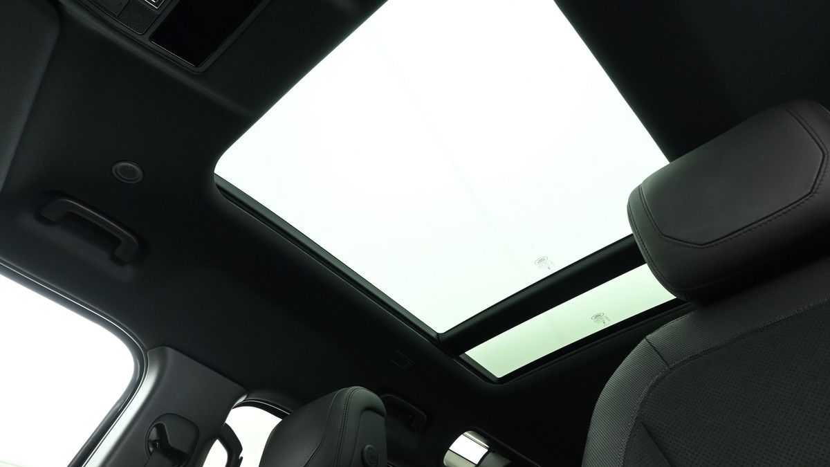 Land Rover Defender 110 Image 2