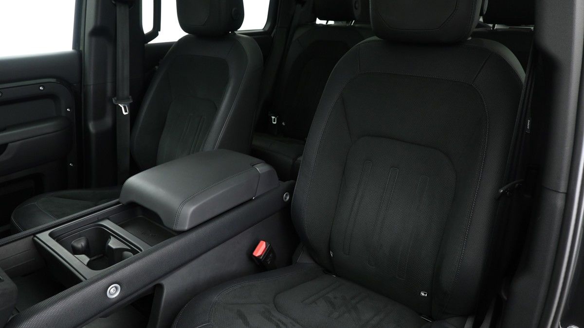 Land Rover Defender 110 Image 4