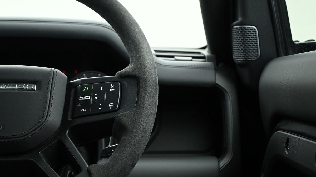 Land Rover Defender 110 Image 16