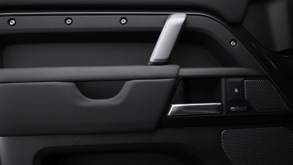 Land Rover Defender 110 Image 13