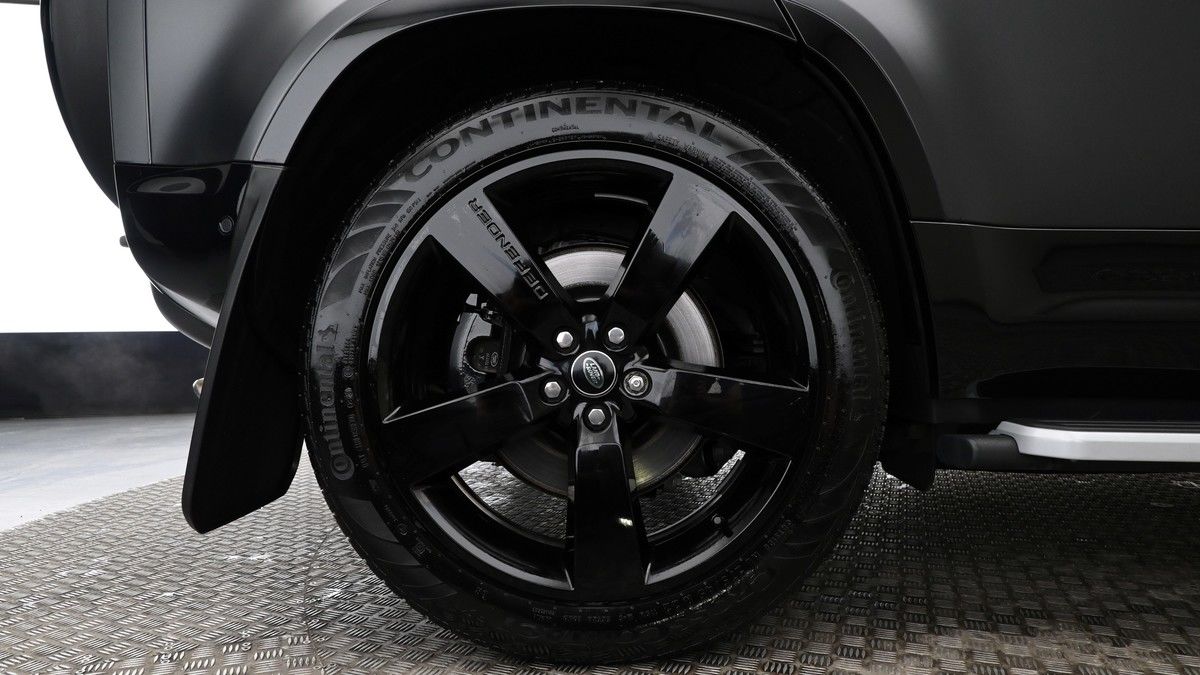 Land Rover Defender 110 Image 9