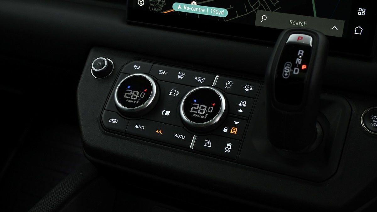 Land Rover Defender 110 Image 12