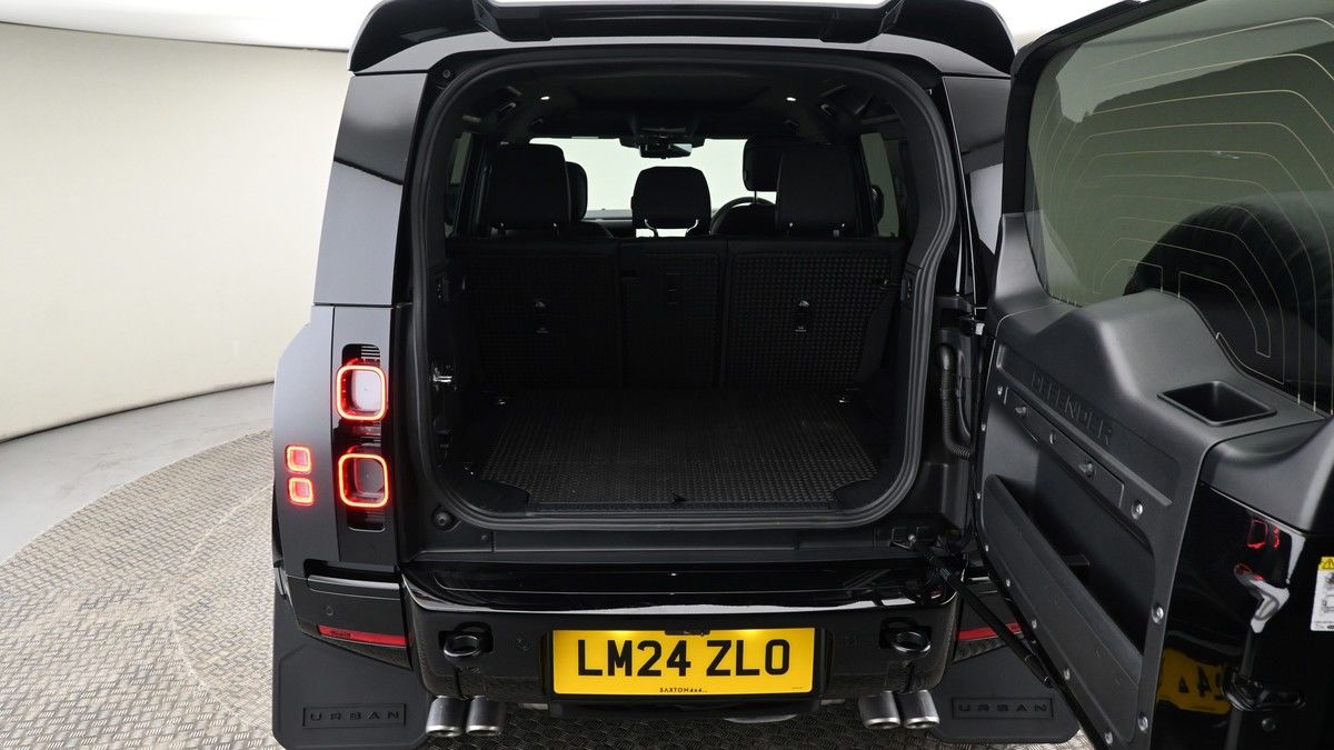 Land Rover Defender 110 Image 10