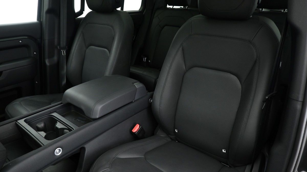 Land Rover Defender 110 Image 4
