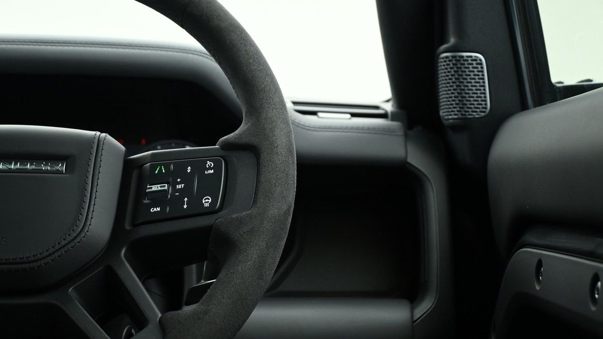 Land Rover Defender 110 Image 16