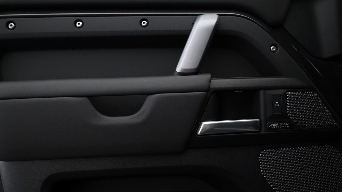 Land Rover Defender 110 Image 13