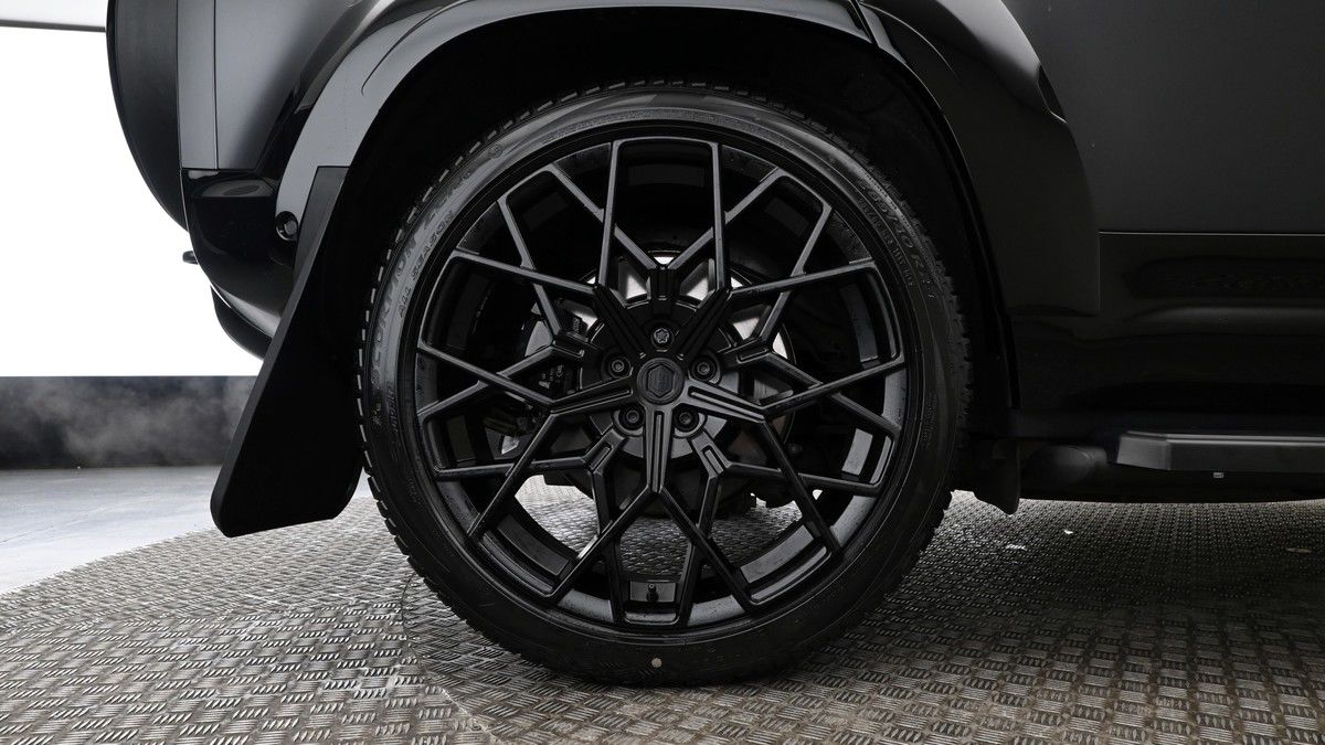 Land Rover Defender 110 Image 9