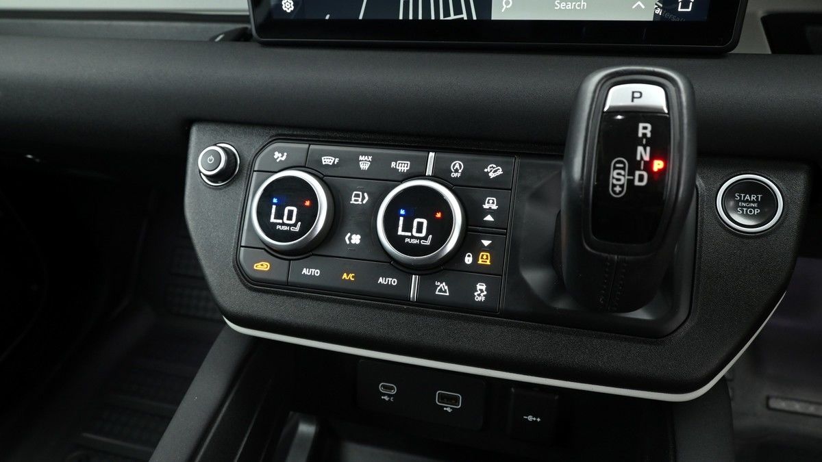 Land Rover Defender 110 Image 12