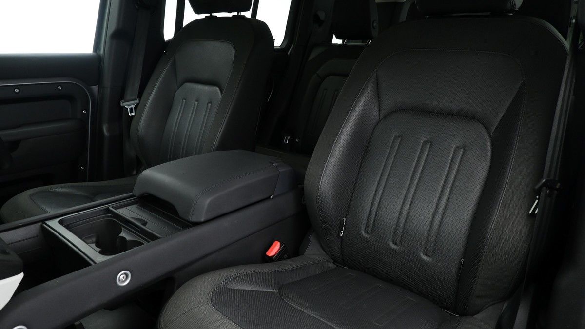 Land Rover Defender 110 Image 4