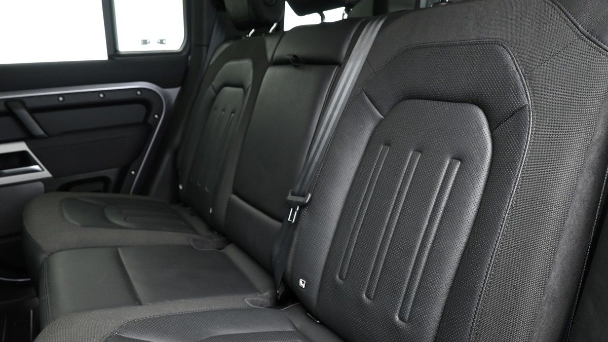 Land Rover Defender 110 Image 5