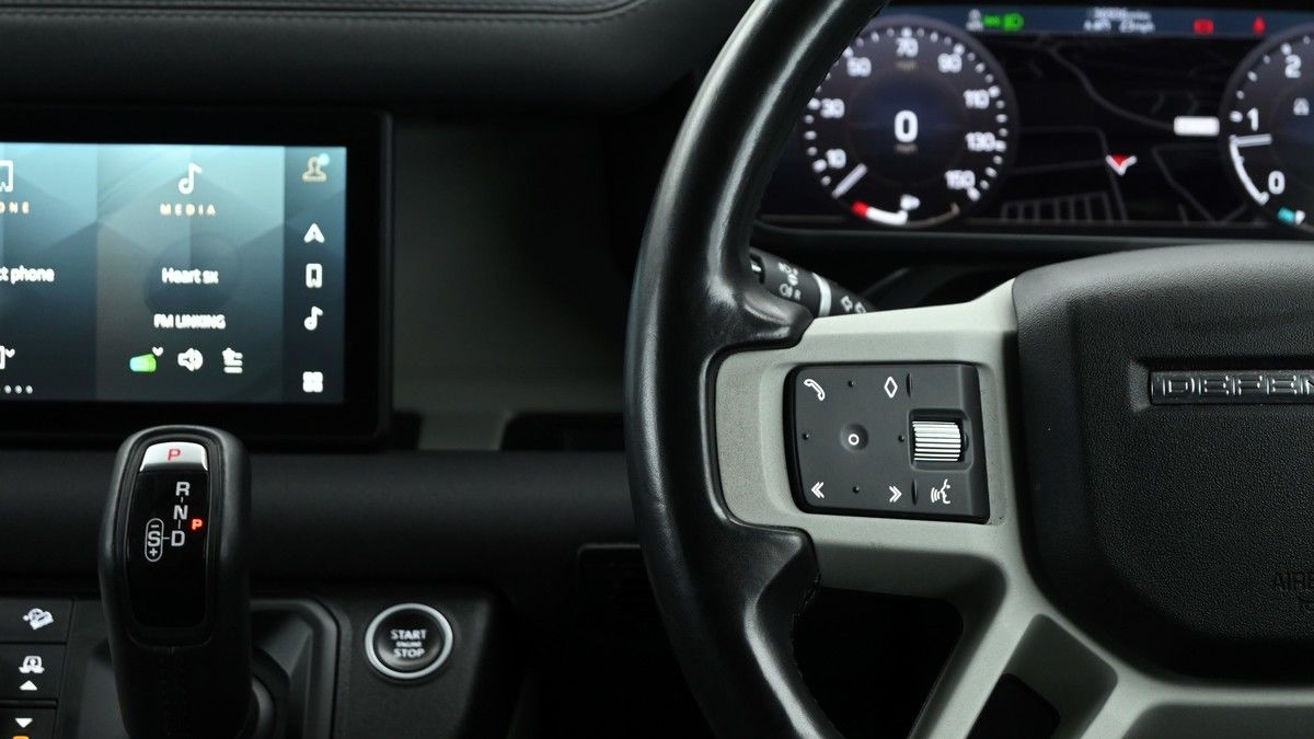 Land Rover Defender 110 Image 15
