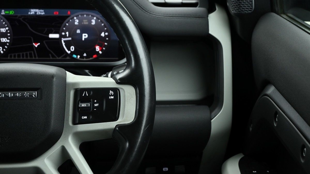 Land Rover Defender 110 Image 16
