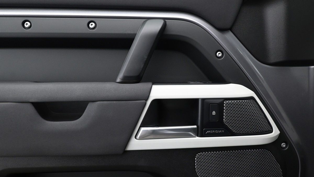 Land Rover Defender 110 Image 13