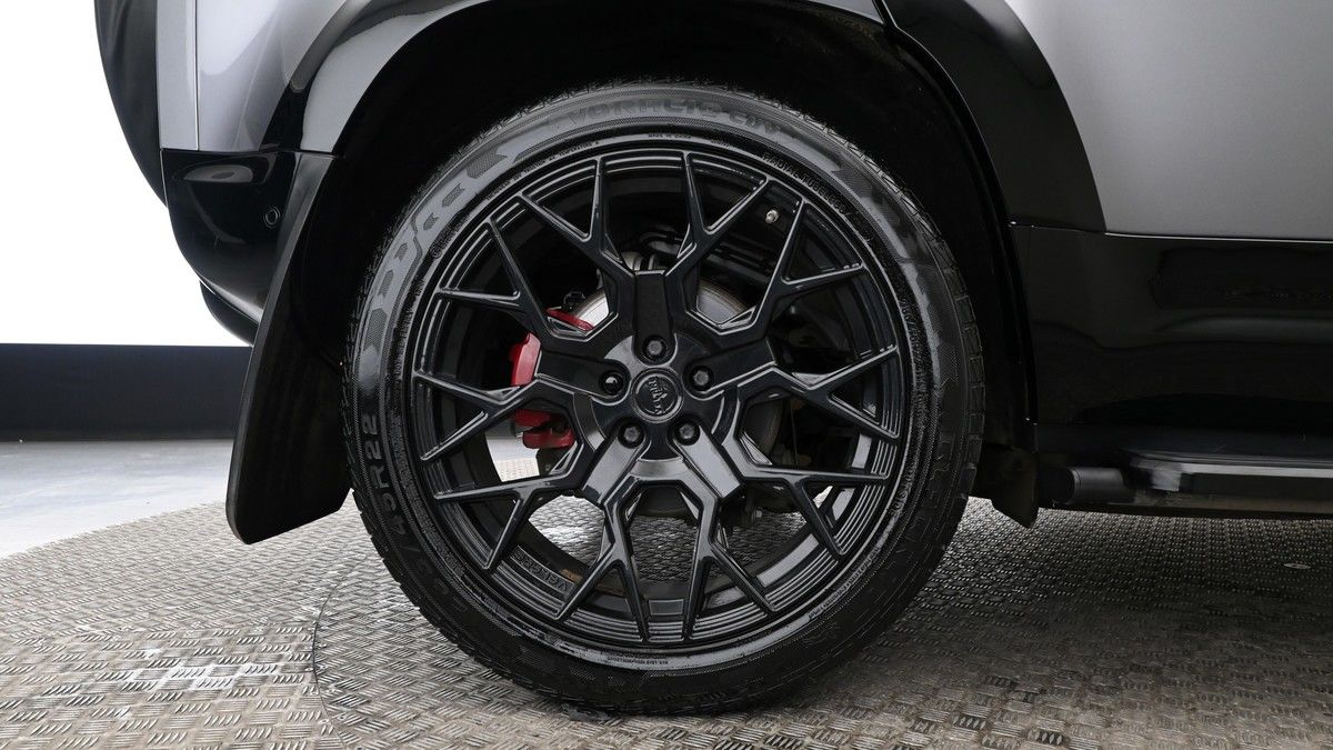 Land Rover Defender 110 Image 9