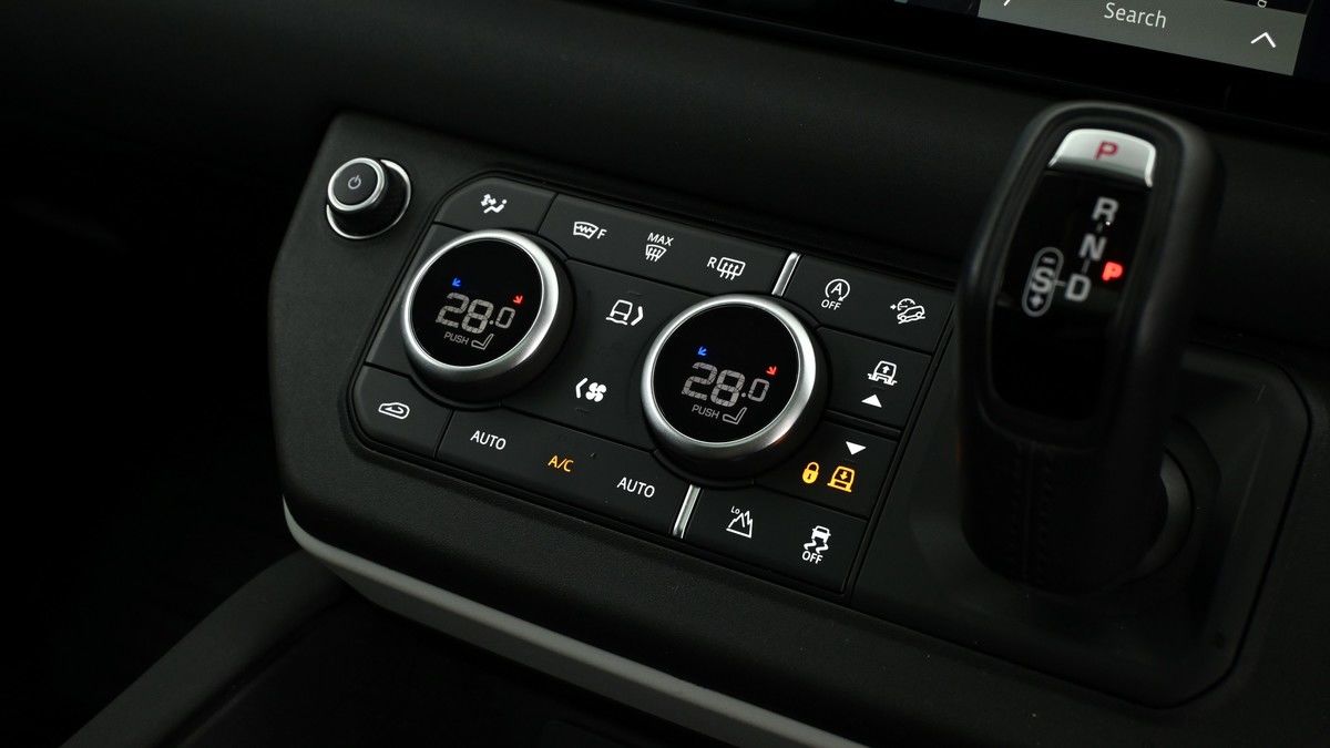 Land Rover Defender 110 Image 12