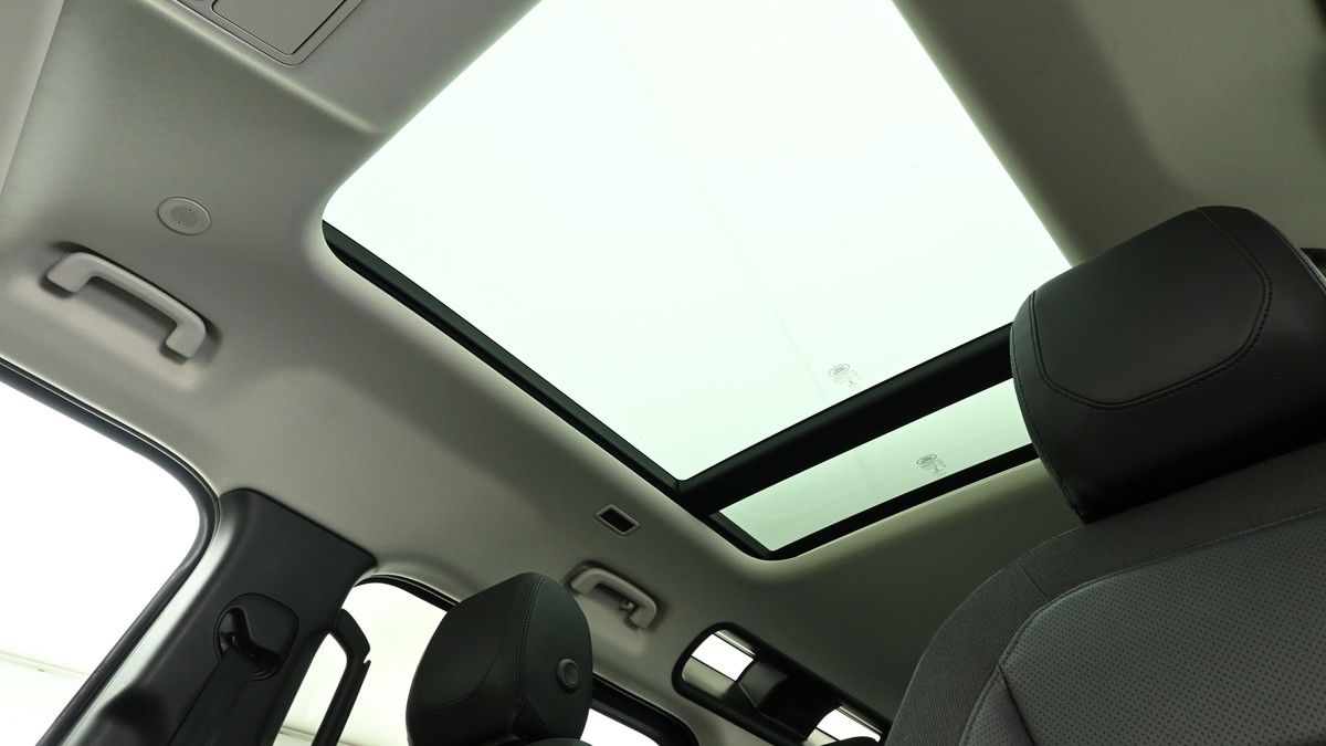Land Rover Defender 110 Image 2