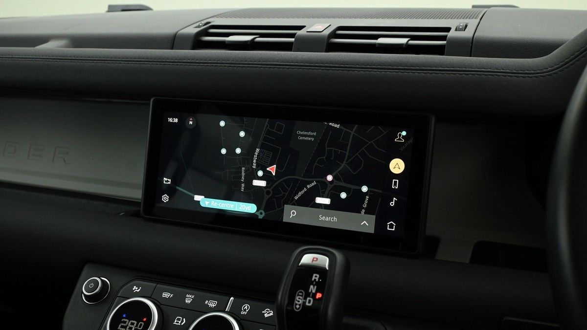 Land Rover Defender 110 Image 11