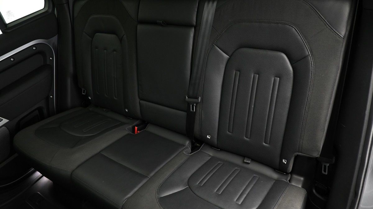 Land Rover Defender 110 Image 5