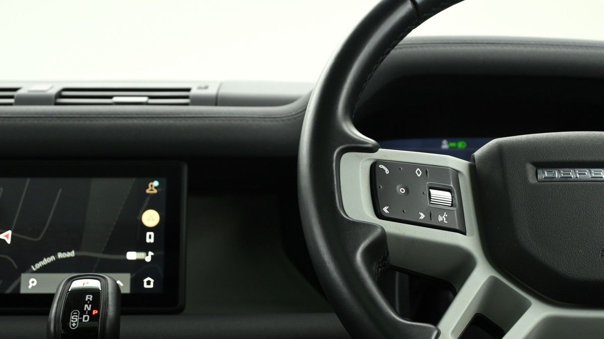 Land Rover Defender 110 Image 15
