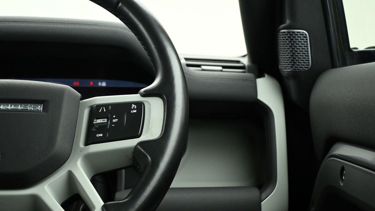 Land Rover Defender 110 Image 16