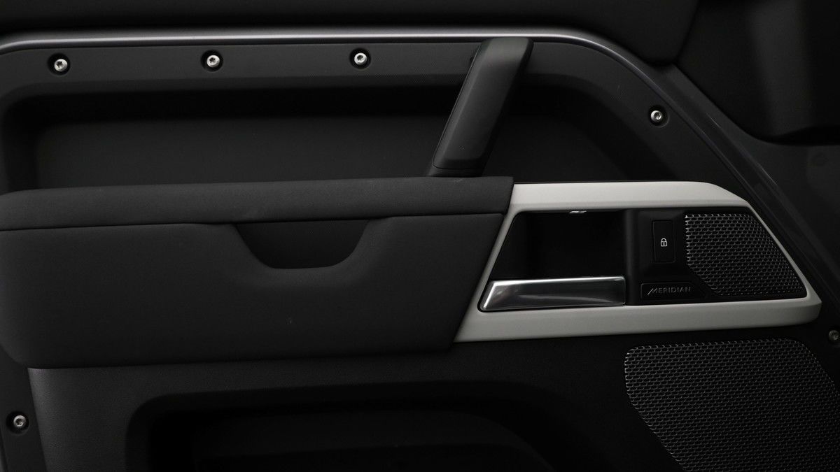 Land Rover Defender 110 Image 13