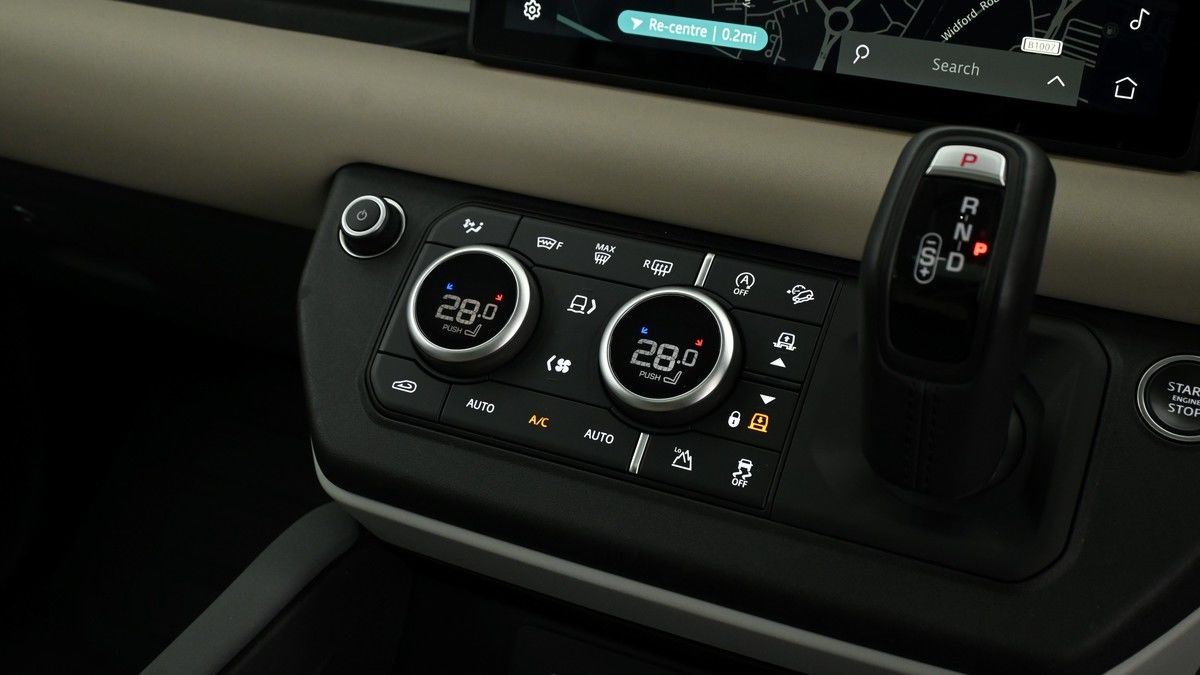 Land Rover Defender 110 Image 12