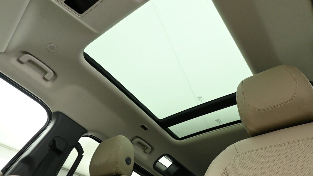 Land Rover Defender 110 Image 2