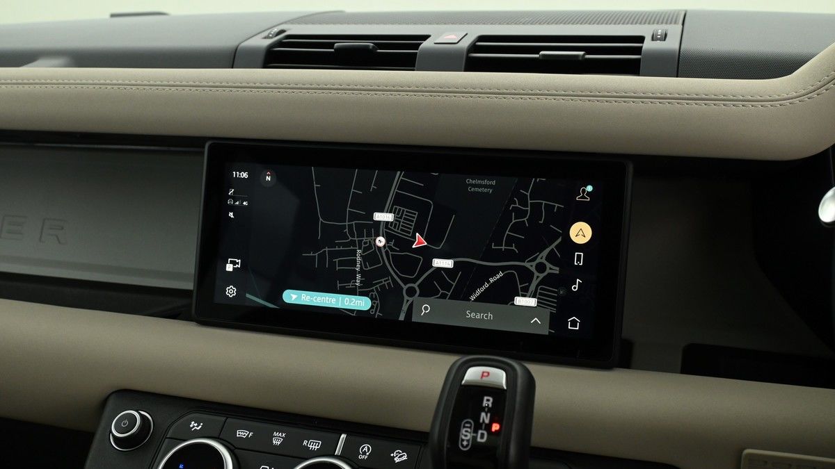 Land Rover Defender 110 Image 11