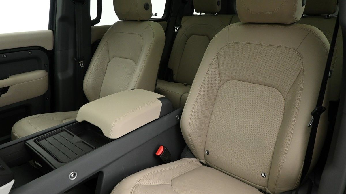 Land Rover Defender 110 Image 4