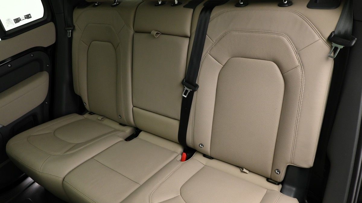 Land Rover Defender 110 Image 5