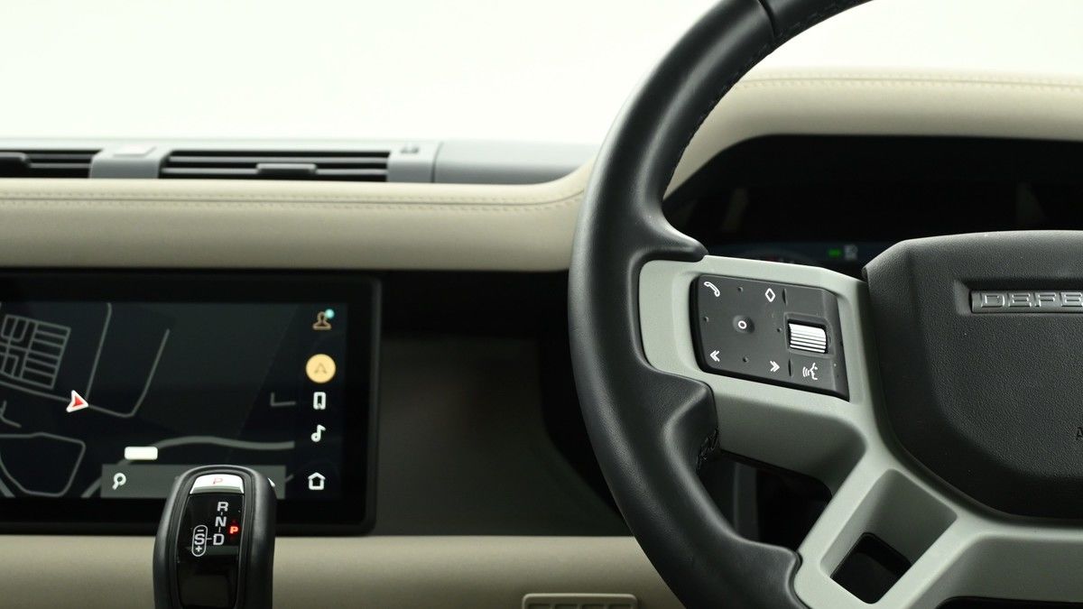 Land Rover Defender 110 Image 15