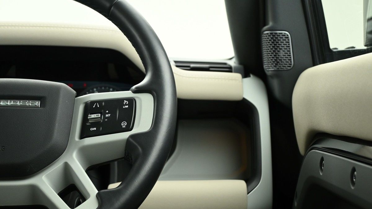Land Rover Defender 110 Image 16