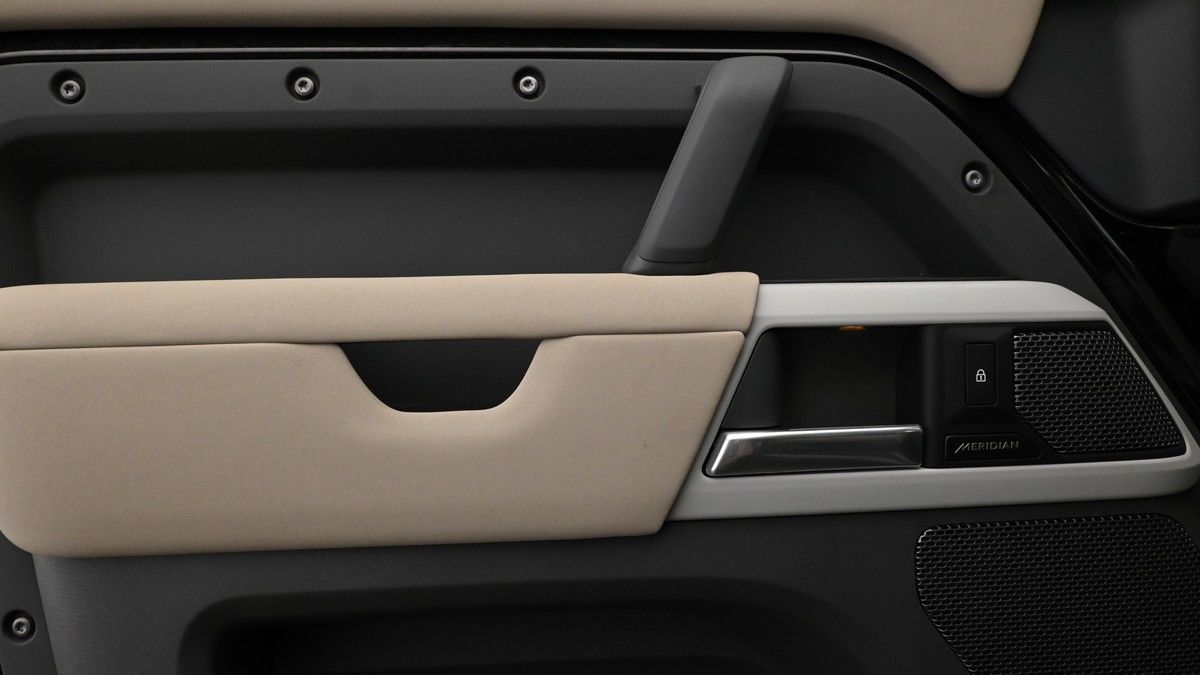 Land Rover Defender 110 Image 13