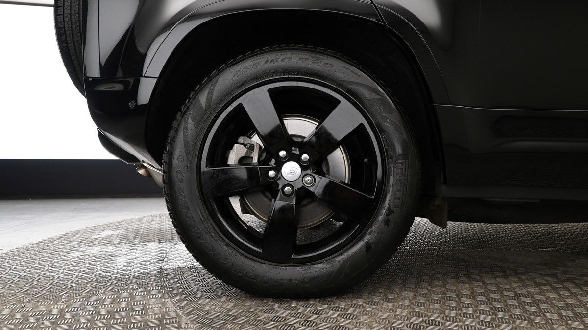 Land Rover Defender 110 Image 9
