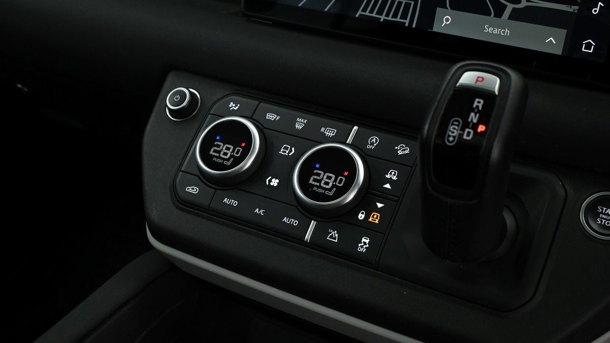 Land Rover Defender 110 Image 12