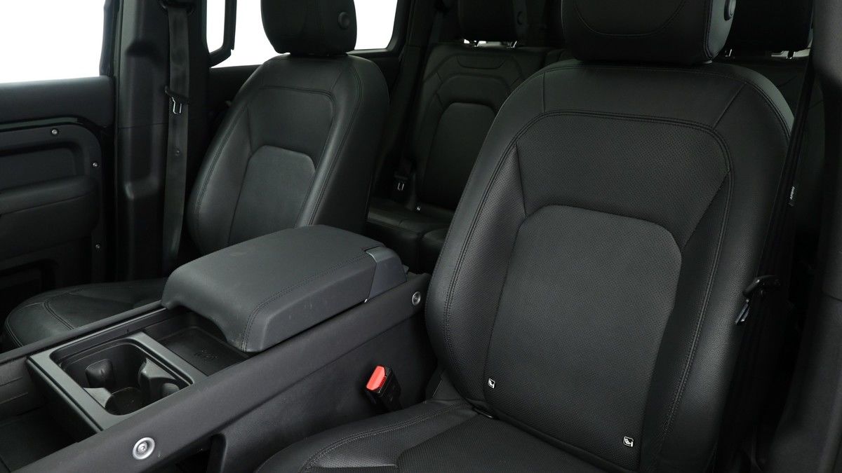 Land Rover Defender 110 Image 4