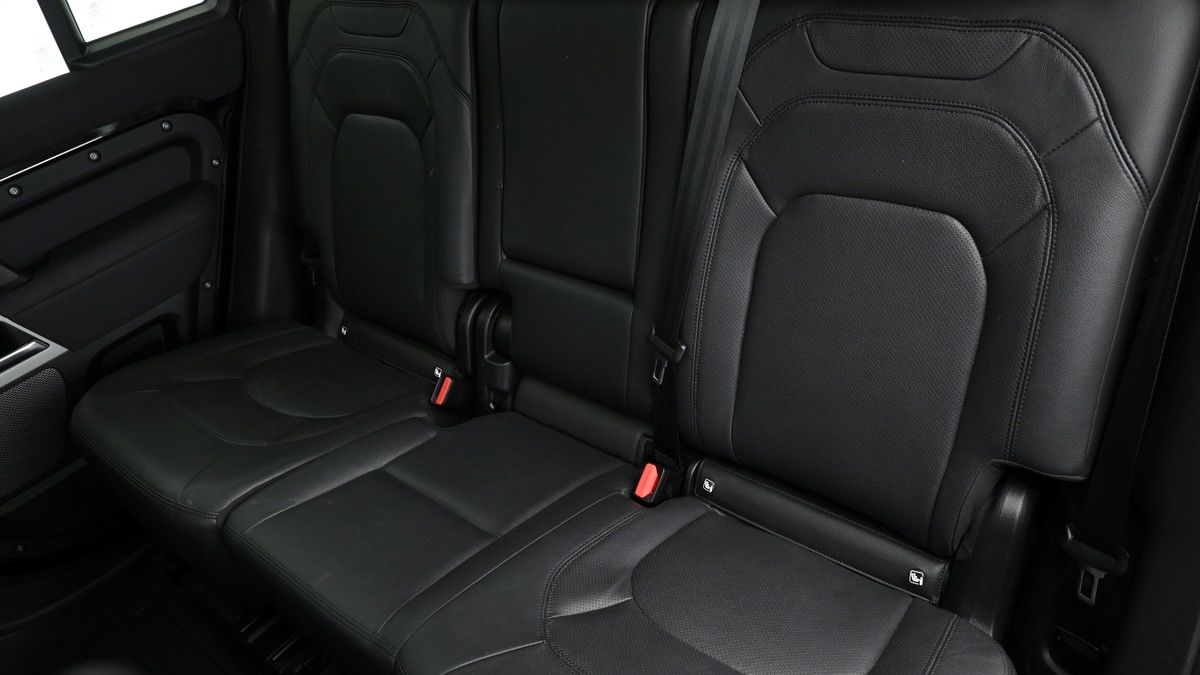 Land Rover Defender 110 Image 5