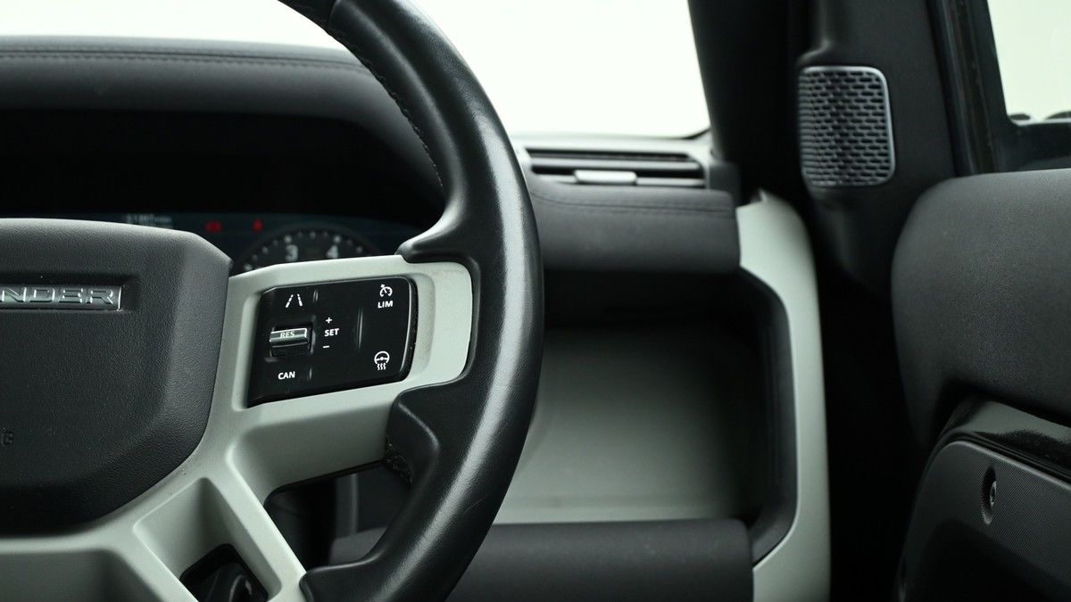 Land Rover Defender 110 Image 16