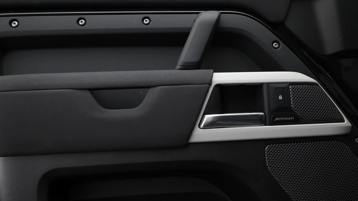 Land Rover Defender 110 Image 13